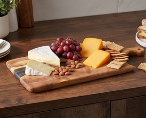 Tabla de cortar rectangular artesanal de madera de olivo con incrustaciones de resina y asa - Product Image 3