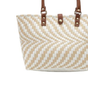 Sac à main en plastique tissé à motif chevron unique et sac fait main chic pour femmes, sac de shopping décontracté pour tous les jours, personnalisable - Product Image 2