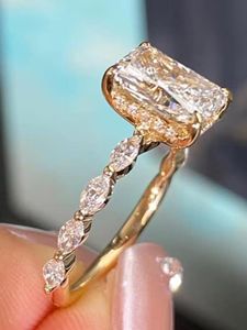 Bague de fiançailles de luxe à taille radiant avec pierres latérales marquise en or 14 carats, bijoux fins, diamant de laboratoire, fabricant - Product Image 4