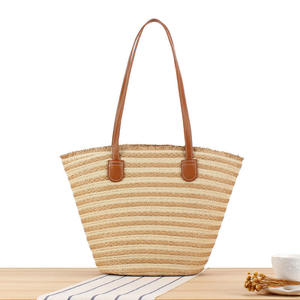 Destaca entre la multitud con este precioso bolso de hilo natural con un intrincado diseño de rayas y un agarre resistente, disponible hoy. - Product Image 1