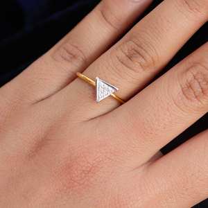 Anillo de Compromiso Unisex con Circonita Cúbica de Dos Tonos y Engaste Pavé en Forma de Triángulo, Nuevo y Moderno, Plata de Ley 925, para Fiestas - Product Image 3