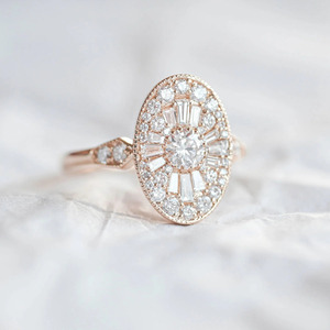 Bague large en or blanc 14 carats avec diamants baguette et ronds cultivés en laboratoire - Product Image 2