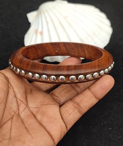 Brazaletes de Madera de Sheesham Hechos a Mano de Primera Calidad, Estilo Indo Occidental de Uttar Pradesh, Dijes de Latón Especiales, Forma Personalizada, a la Moda - Product Image 6