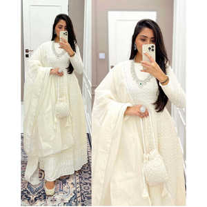 Ensemble de costume en mousseline de coton blanc 100% écologique orné de broderies Chikankari avec sac Potli, taille XS, tenue ethnique pour les fêtes - Product Image 3