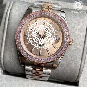 Montre de luxe pour femme Charm Jewellis en acier inoxydable, boîtier rond, cadran de 30 mm, lunette en or rose, accent diamant, affichage analogique de la date - Product Image 4