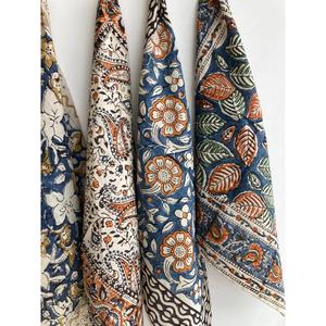 Foulard en coton léger imprimé à la main style indien, motif floral bohème, bandana carré, foulard pour cheveux pour femme toutes saisons - Product Image 3
