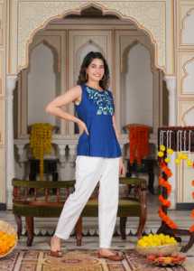 Top sin mangas de rayón azul bordado para mujer, corte regular, cuello redondo, diseñado para uso diario informal de verano a nivel mundial. - Product Image 5