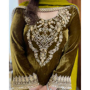 Magnifique ensemble de vêtements traditionnels chinois pour les fêtes avec des broderies - Product Image 1