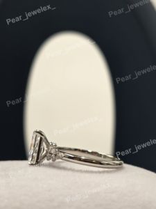Anillo de compromiso de plata 925 con diamante de corte radiante y diamantes laterales, estilo clásico para mujer - Product Image 2
