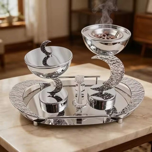 Ensemble de brûleurs d'encens en métal doré et argenté sur un plateau rond assorti avec des accents de lune croissante, parfait pour la décoration de la maison pendant le Ramadan - Product Image 2