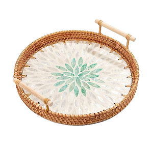 Plateau de service et de rangement artisanal en nacre et rotin, écologique, fait main, avec poignée, forme ronde - Product Image 1
