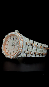 Montre classique pour homme avec cadran romain, entièrement sertie de diamants moissanite ronds, bicolore rose et blanc, avec date. - Product Image 3
