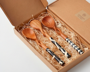 Ensemble de cuillères de service en bois modernes avec manches à motifs noir et blanc, fabriquées à la main, pour la restauration, les événements et les mariages - Product Image 4