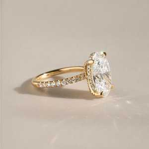 Anillo de compromiso con diamante ovalado cultivado en laboratorio de 6.00 CT con halo oculto y banda pavé – Certificado por IGI - Product Image 3