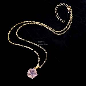 Colgante de Flor de Cuarzo Rosa Natural Tallado, Collar de Piedra Preciosa Hecho a Mano, Colgante de Flor de Cuarzo Rosa Natural para Fabricación de Joyas - Product Image 4