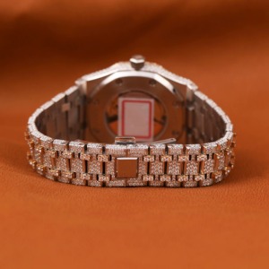 นาฬิกา Vanguard VVS Moissanite สีเงิน ประดับเพชรเต็มเรือน ตัวเรือนทรงโค้งแบบ Tonneau หน้าปัดทรง Cyber Baguette สายยางใส นาฬิกาสปอร์ต - Product Image 5