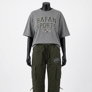 เสื้อยืดสีเทาผ้าฝ้ายพรีเมียม 220 GSM และกางเกงคาร์โก้สีเขียวมะกอก ชุดเซ็ตสตรีทแวร์สำหรับผู้หญิง พิมพ์ลายโลโก้ตามสั่ง ชุดเซ็ตสำหรับผู้หญิง - Product Image 3