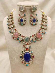 Ensemble collier et boucles d'oreilles Kundan Polki en pierres bleues et roses, plaqué or, pavé de CZ, bijoux de mariage indiens faits à la main pour femmes - Product Image 3