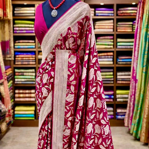 Sari de luxe en soie crêpe Khadi avec pallu en tissage Jari riche, pompons fantaisie, motif floral Jaal, bordure Jari doublée - Product Image 1