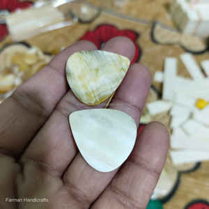 Púa de guitarra hecha a mano de cuerno natural, púa de cuerno de buey premium para músicos a precio económico. - Product Image 3