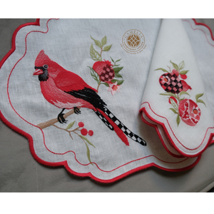 Serviette en lin carrée à bords festonnés CAMELLIA, broderie délicate, luxe moderne, faite à la main, personnalisable, design durable, mariages - Product Image 3