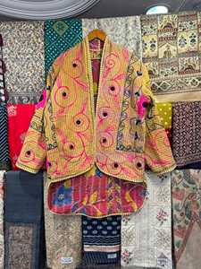 Chaqueta Acolchada Kantha Cosida a Mano, Estilo Único, Bordado Suzani, Hecha a Mano en Rajasthan, Reversible y Transpirable - Product Image 4