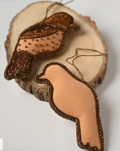 Adornos Navideños de Alta Calidad, Hechos a Mano, Bordados con Cuentas, de Terciopelo y Satén, Personalizables, Calcetines de Santa Claus con Pájaro Gorrión - Product Image 2