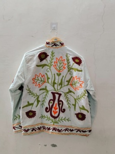 Veste en velours brodée à la main pour femmes |   Veste en velours blanc à fleurs avec broderie bordeaux, verte et orange |   Art indien - Product Image 6