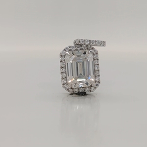 จี้เพชรทรงเอเมอรัลด์ 1.91 กะรัต จาก Lurba Jewels พร้อมเพชรแล็บโกรว์แบบ Halo ตัวเรือนทองคำขาว 14K รับรองโดย IGI เครื่องประดับเจ้าสาวสีขาวสว่าง - Product Image 1