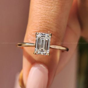 Anillo de Diamantes de Plata 925 de Alta Joyería, Corte Esmeralda de 1.00 a 2.00 CT, Color E, Claridad VS, Estilo Solitario para Mujer, Regalo de Compromiso Nupcial - Product Image 4