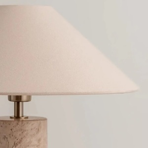 Lampe d'appoint contemporaine en marbre avec texture de pierre naturelle, forme architecturale et éclairage décoratif chaleureux - Product Image 3