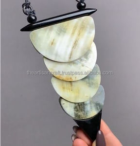 Collar de cuerno natural ecológico hecho a mano moderno Boho Tribal único colgante declaración accesorio - Product Image 1