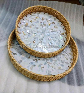 Plateau rond en rotin artisanal abordable avec incrustation de nacre scintillante, parfait pour les hôtels cadeaux du Ramadan et les repas élégants - Product Image 1