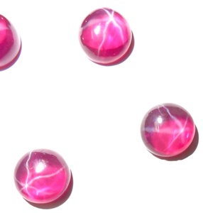 Rubis étoilé transparent rond 10x10 mm 6 carats, cabochon poli créé en laboratoire avec effet étoile à 6 branches pour la fabrication de bijoux - Product Image 3
