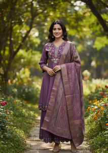 Hermoso Conjunto de Kurti Morado para Mujer, Manga 3/4, Algodón y Seda, Completamente Cosido, para Ocasiones Formales y Festivas - Product Image 4