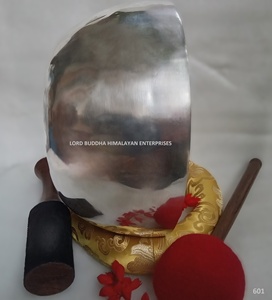 Bols chantants tibétains en laiton faits à la main au Népal impression de gravure en métal plaqué argent de style Feng Shui - Product Image 3