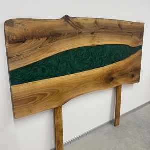 Cabecero de Cama de Madera con Borde Natural y Resina Epoxi con Incrustaciones de Resina Esmeralda - Product Image 3
