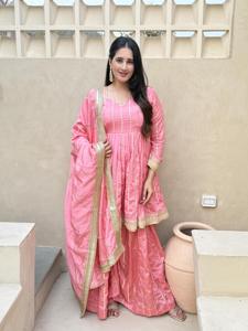 Ensemble ethnique classique CP Vichitra en soie Kurta Palazzo avec broderie riche en sequins et dupatta à dentelle sur quatre côtés (NW3098)-DC - Product Image 4