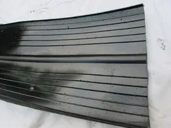 Banco de trabajo organizado con panel perforado para almacenamiento de herramientas y superficie de goma para una reparación y mantenimiento eficientes - Product Image 2