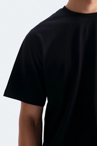 เสื้อยืดคอกลมสีดำพิมพ์ลายกราฟิกแขนสั้นทรงปกติผ้าฝ้ายแท้ 100% หนานุ่มพิเศษสำหรับผู้ชาย - Product Image 2