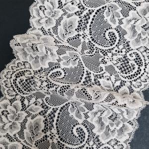 Ribete de Encaje Elástico con Diseño Floral Festoneado de 16.5 cm de Ancho, Ligero, para Lencería, Vestidos, Decoración Nupcial - Product Image 1