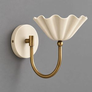 Applique murale en laiton, abat-jour crème à volants festonnés, luminaire mural moderne du milieu du siècle, lampe vintage pour chambre et salle de bain - Product Image 2