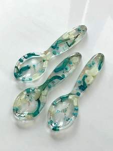 Juego de Cucharas para Servir Ensalada de Resina Hechas a Mano, Modernas y de Lujo, Plateadas en Plata Espejo, Vajilla Ecológica para Cocina, Fiestas y Bodas - Product Image 3
