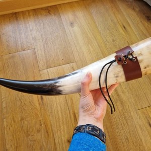 Cuerno Vikingo Medieval Tallado a Mano de Cuerno de Buey/Búfalo con Diseño de Amor y Soporte de Cuero Gratis para Amantes de la Cerveza/Miel - Product Image 5