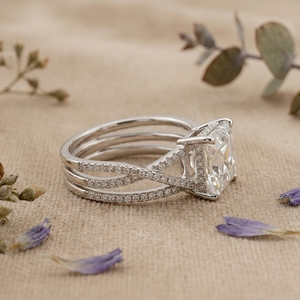 แหวนหมั้นทรง Asscher Cut ทองคำขาว 14K เพชรเลี้ยงในห้องปฏิบัติการ ดีไซน์แยกแหวกประดับเพชรแบบ Pave สำหรับผู้หญิง - Product Image 2