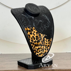 Soporte de exhibición de joyería de cuero repujado a mano Super Septiembre, busto para collares de piel auténtica con estampado de leopardo, expositor de mostrador para minoristas - Product Image 1