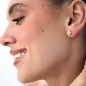 ต่างหูสตั๊ดทรงกลีบดอกไม้ต่างหูเพชรโมอิสสีทอง14k ประดับอัญมณีสีเงินสเตอร์ลิง925 - Product Image 1