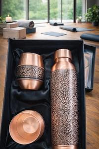 Ensemble cadeau de bouteille d'eau écologique en cuivre pur avec 2 verres, design gravé ayurvédique pour la maison et les cadeaux - Product Image 2