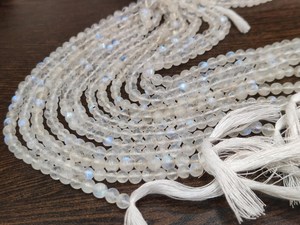 Perles rondes lisses en pierre de lune arc-en-ciel blanche naturelle de 4 à 6 mm en provenance du Rajasthan, vendues par brin de 8 pouces pour la fabrication de bijoux - Product Image 1