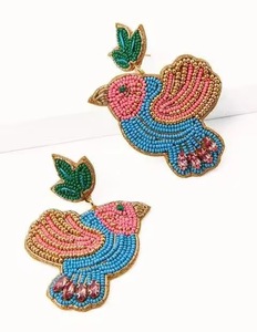 Pendientes Bohemios con Flecos de Cuentas Arcoíris Rojos de la marca BaubleBar, Pendientes Tricolor con Mariposa y Perla - Product Image 4